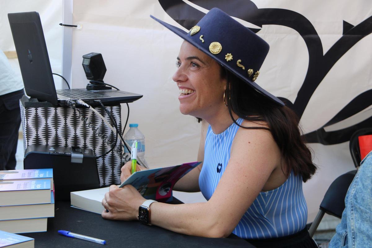 L'escriptora Regina Rodríguez signant llibres per Sant Jordi a Barcelona
