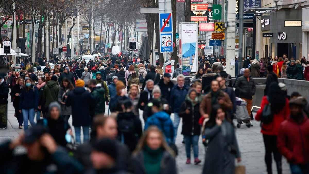 Gente andando por Viena. / reuters