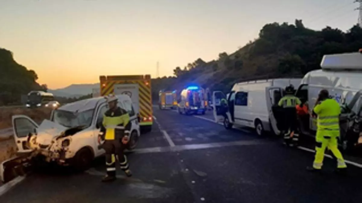 Dos heridos en un choque en Estepona contra un camión de Conservación de Carreteras