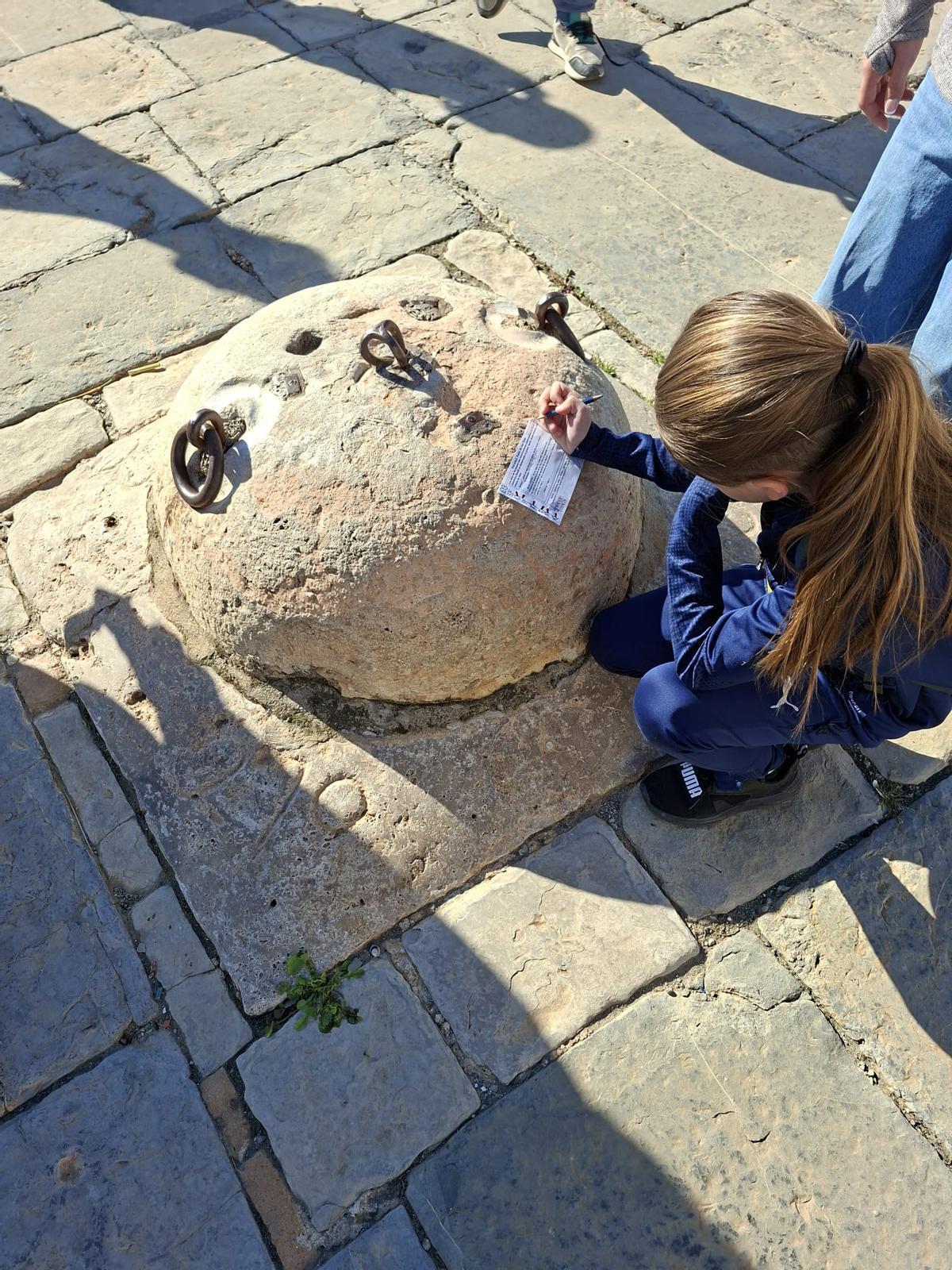 Una alumna hace cálculos en les Sitges de Burjassot.