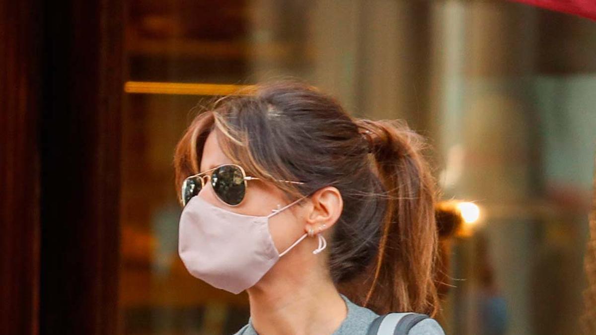 Isabel Jiménez, por las calles de Madrid, con una camiseta de su última colección