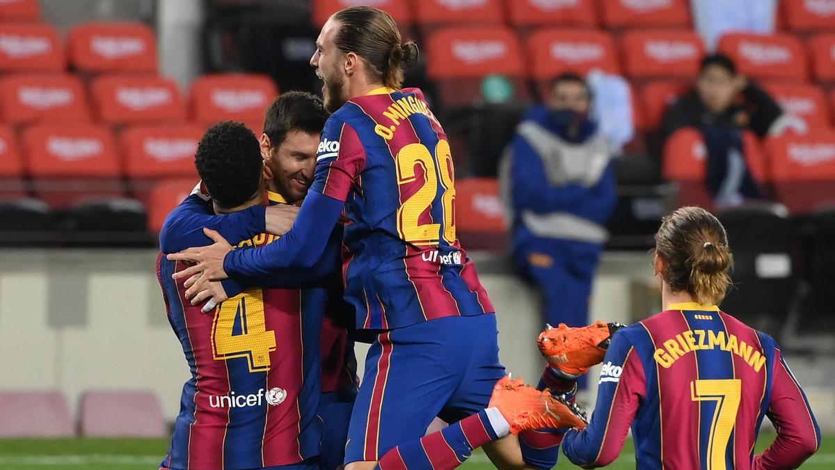 Araújo y Mingueza felicitan a Messi tras un gol al Valencia.