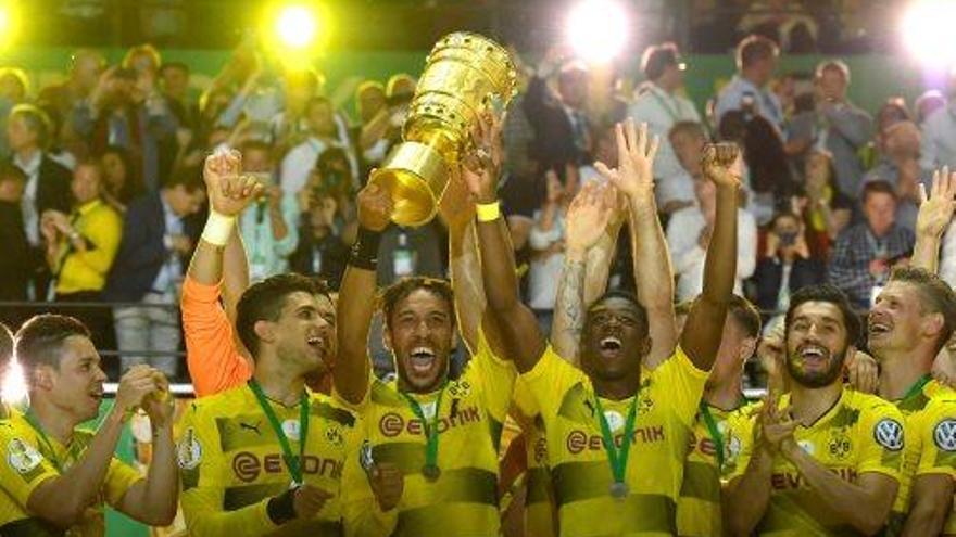 Dembelé i Aubameyang donen la copa alemanya al Dortmund de Bartra