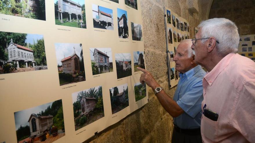 Espectadores contemplan las imágenes de la exposición