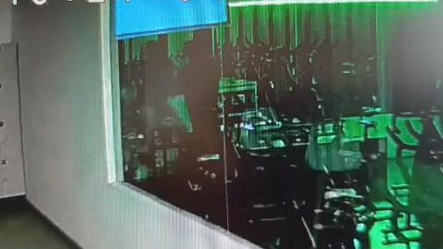 Así entra el presunto autor a un gimnasio de Zaragoza para robar