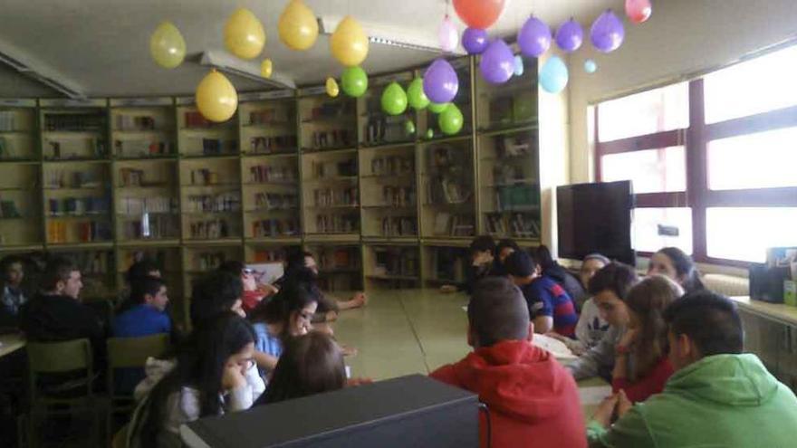 Los estudiantes, en una de las actividades desarrolladas en la biblioteca.