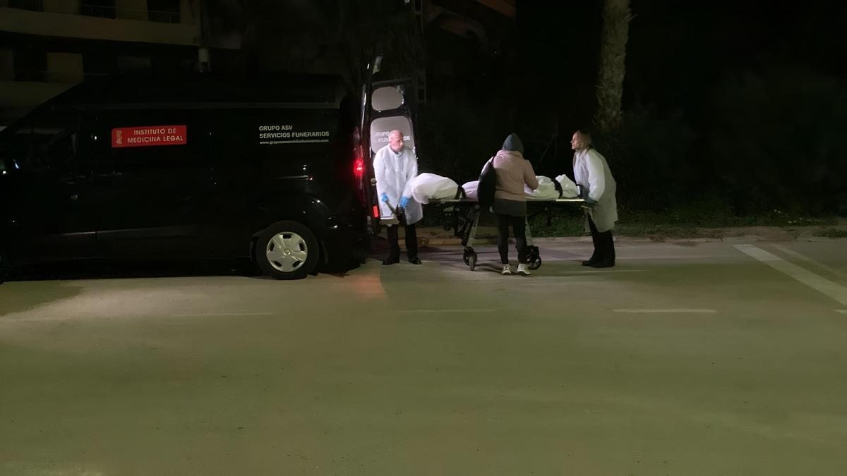 Un momento del traslado del cuerpo para realizar la autopsia