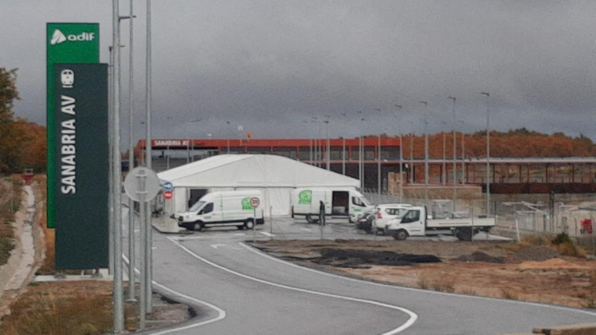 Montaje de la carpa en la estación del AVE de Otero de Sanabria