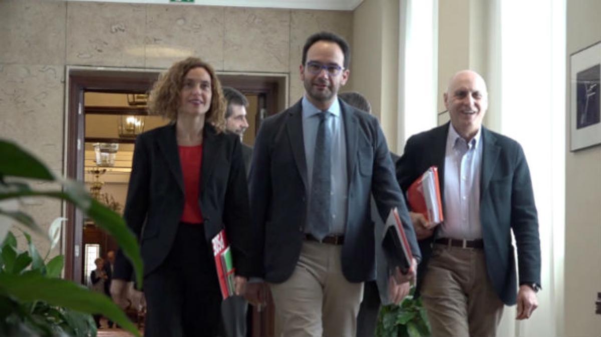 Imatges de l’entrada dels participants en la reunió del PSOE, Podem i Ciutadans al Congrés.