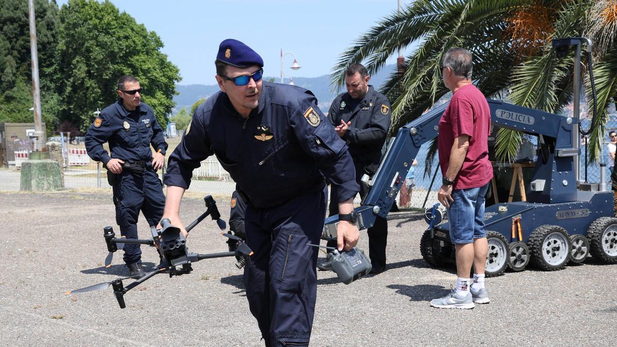 Agentes de la Policía Nacional explican el funcionamiento de los drones hoy en la ETEA.