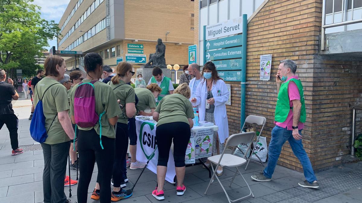 Un grupo de personas firma en la mesa colocada en las puertas del hospital Miguel Servet.