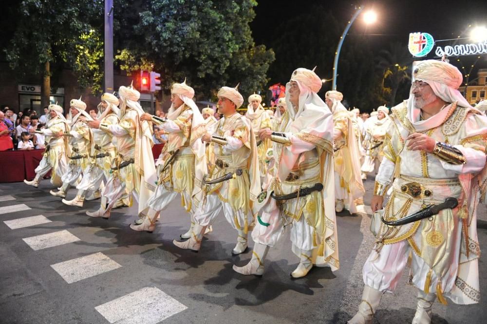 Desfile de Moros y Cristianos por las calles de Mu