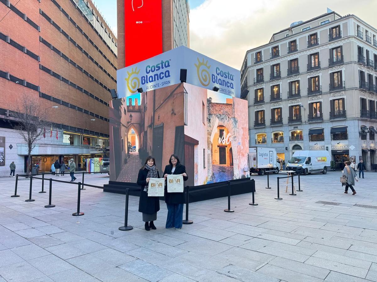 La alcaldesa, Magdalena Martínez y la concejal Ana Campos en el cubo de Callao