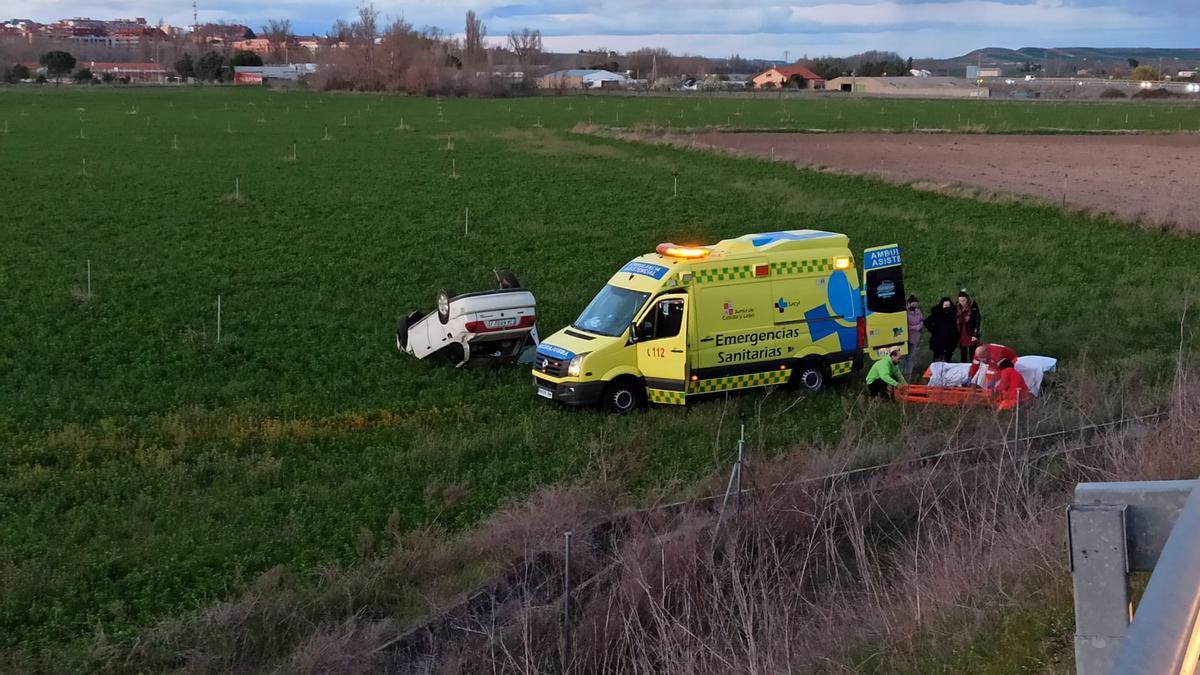 Accidente en Zamora. La ambulancia atiende al conductor herido tras la salida de vía.