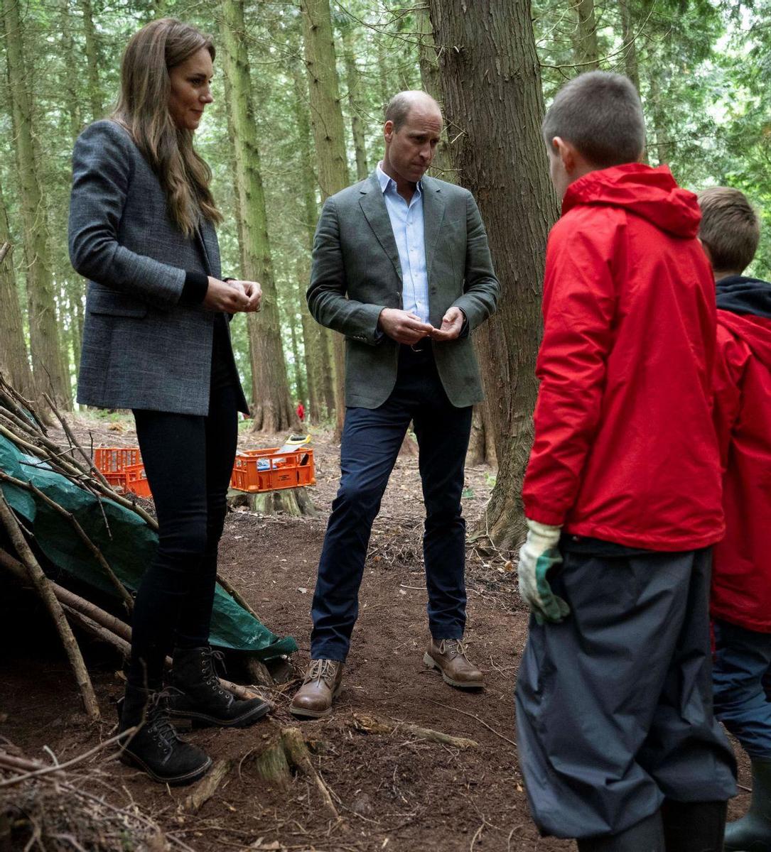 Kate Middleton con americana de Maje y botas de See by Chloe para visitar una escuela-bosque