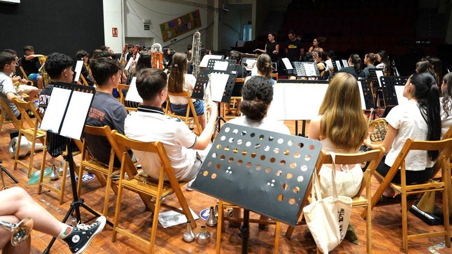 La banda musical recibió la visita de representantes del Concello durante su último ensayo.