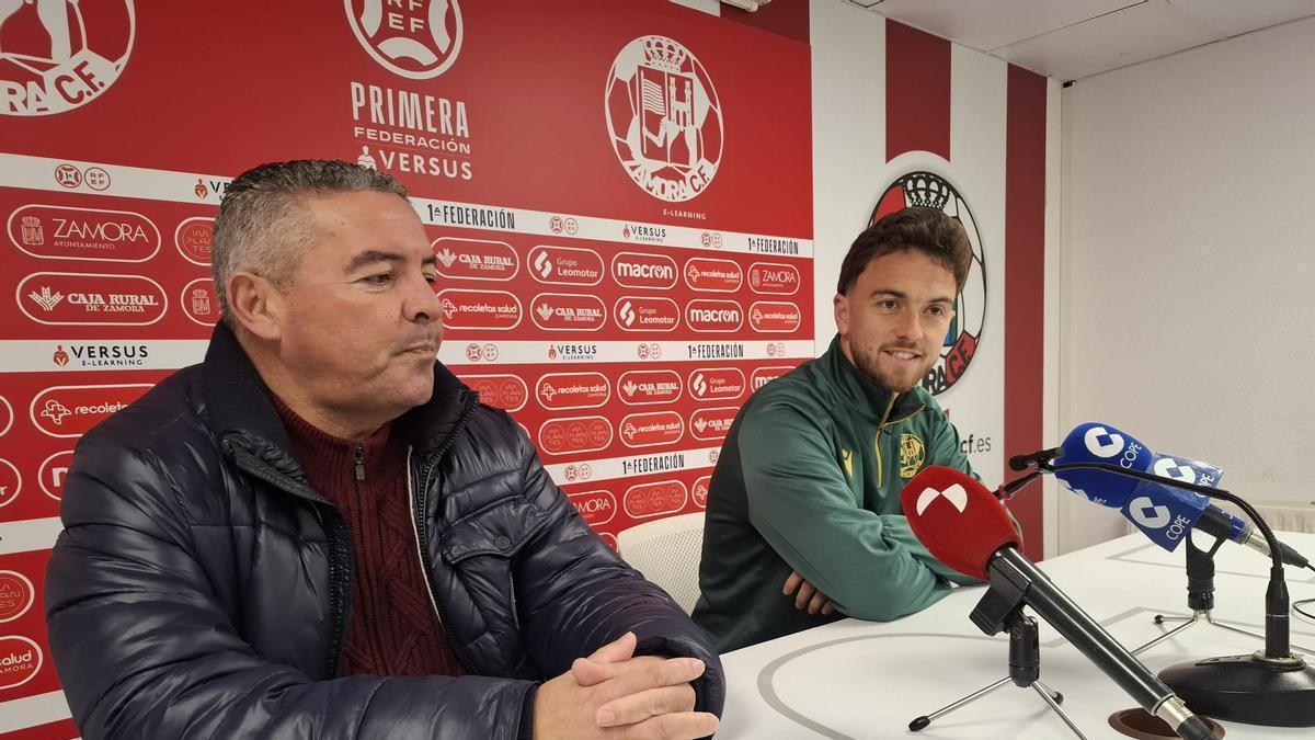 Vizcaíno y Alex Marcelo, en la presentación del futbolista como jugador del Zamora CF.