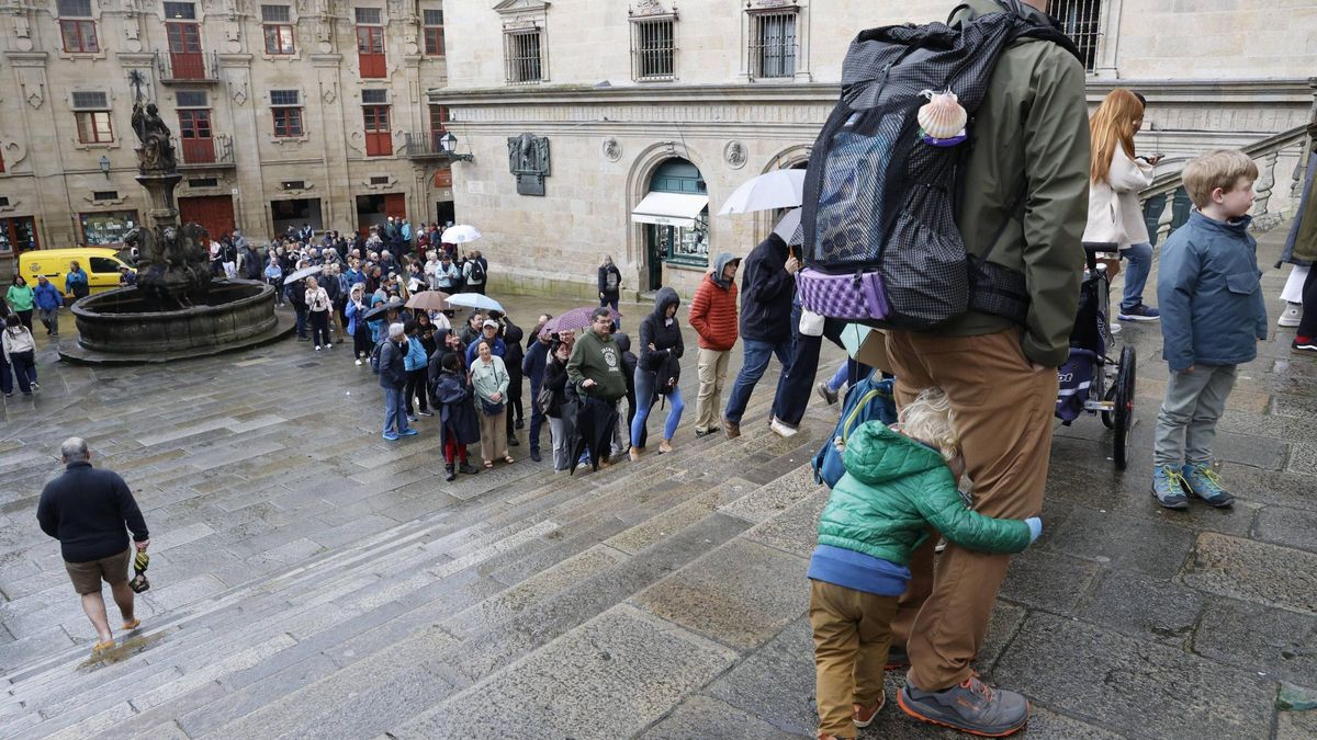 Turistas y peregrinos hacen cola para entrar en la Catedral
