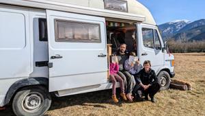 La família Rossell Gascó a la seva autocaravana en un solar al terme de Bellver