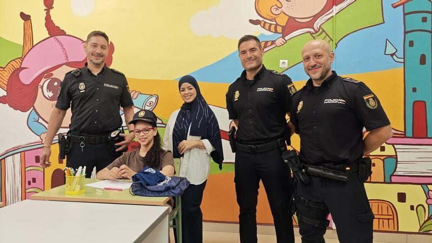 Tres agentes de la Policía Nacional se reencuentran con la niña a la que salvaron tras ser atropellada por un autobús.