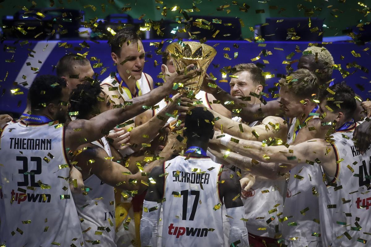 Manila (Philippines), 10/09/2023.- Germany players celebrate with the trophy on the podium after winning the FIBA Basketball World Cup 2023 final match between Serbia and Germany at the Mall of Asia in Manila, Philippines, 10 September 2023. (Baloncesto, Alemania, Filipinas) EFE/EPA/FRANCIS R. MALASIG