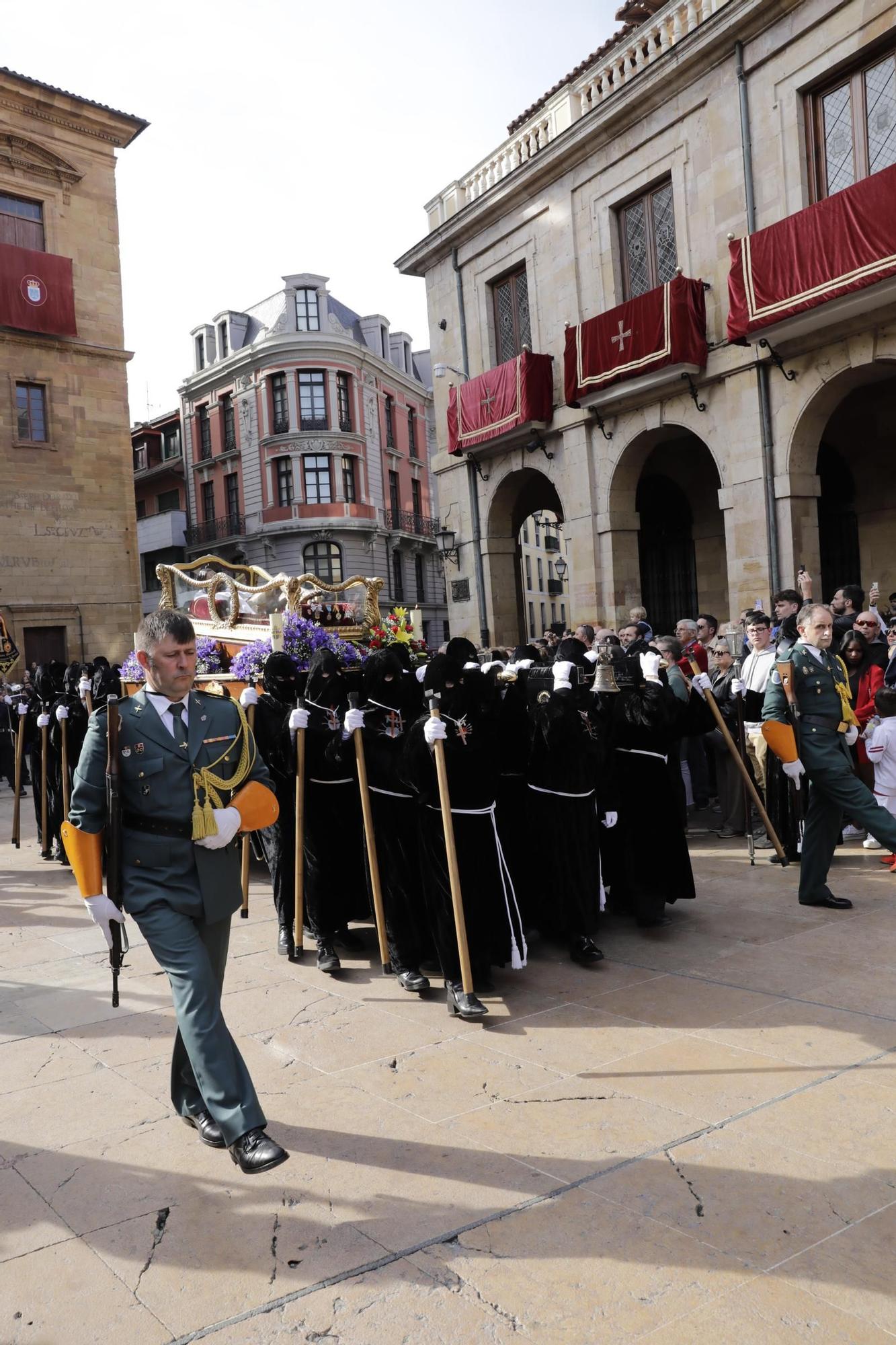 La procesión intergeneracional del Santo Entierro emociona Oviedo