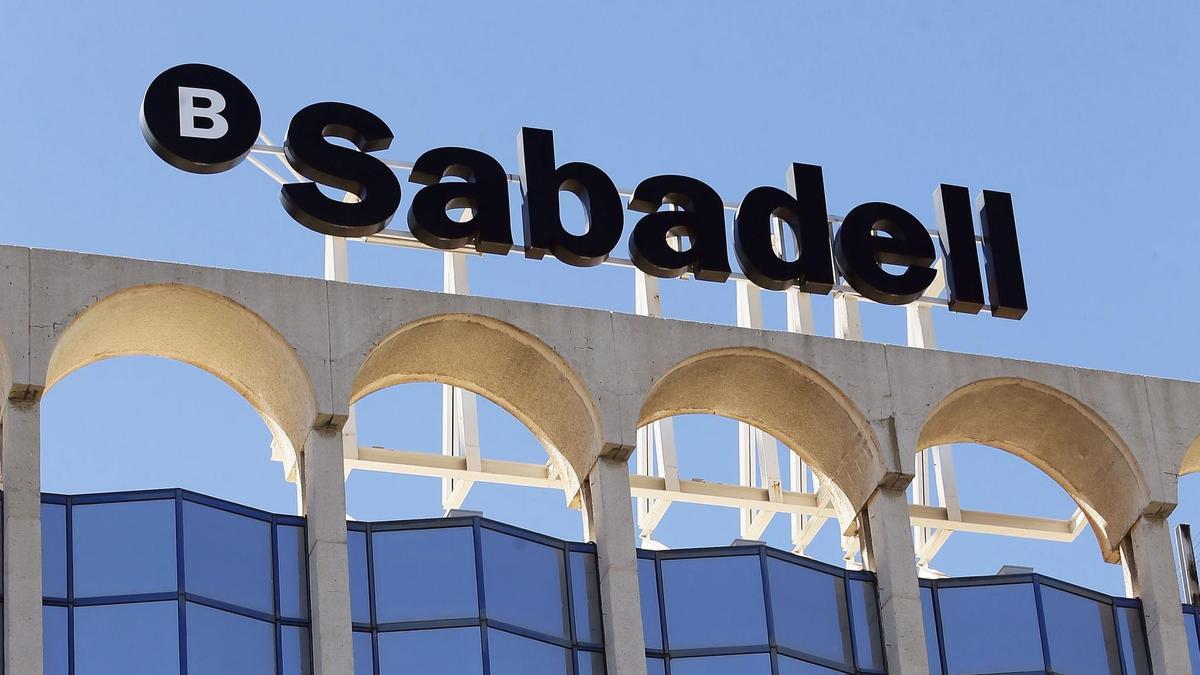 El edificio que alberga las oficinas del Banco Sabadell en Alicante.