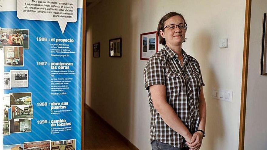 Arriba, la religiosa Bozena Orlowska, ayer, en el Albergue. Sobre estas líneas, una voluntaria, con la fabada y el arroz con leche.