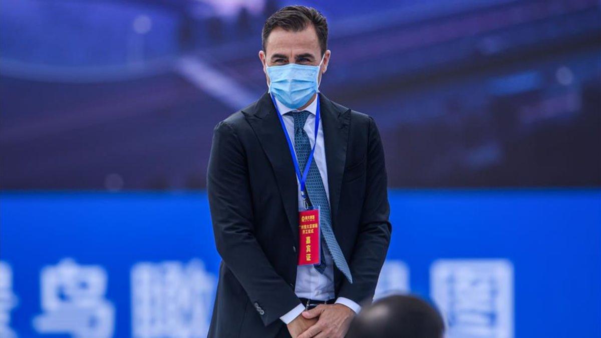 Cannavaro, con mascarilla, dirigiendo al Guangzhou Evergrande's