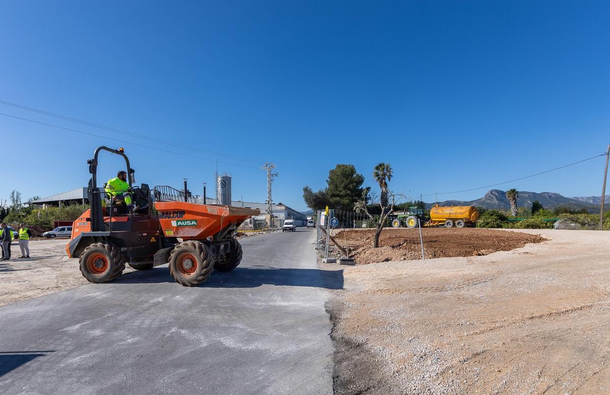 Trabajos en el cruce con el Camí del Molí de Santa Maria.