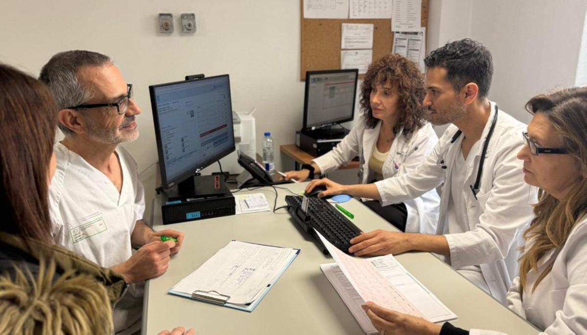 Profesionales en la consulta cardiorrenal del hospital de Ourense. | SERGAS