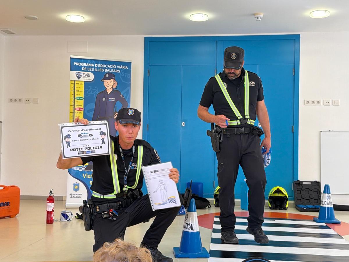 Agentes de la Policía Local de Andratx realizan una jornada de educación vial en la Escoleta Municipal Sol d’Andratx