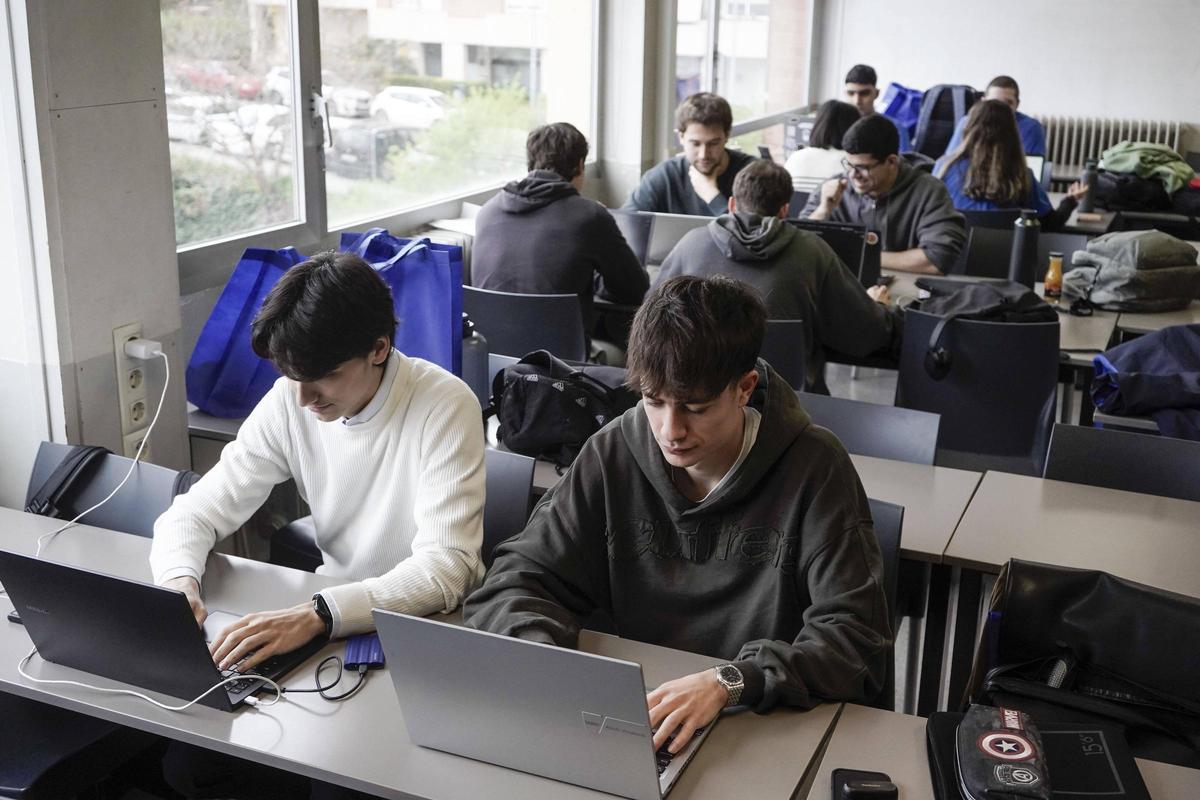 Els participants es van dividir en equips per desenvolupar els seus projectes