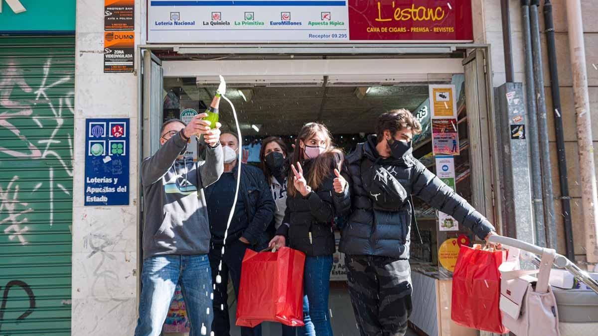 Administración de la calle Gran de Sant Andreu de Barcelona donde se ha vendido parte del primer premio del Niño.
