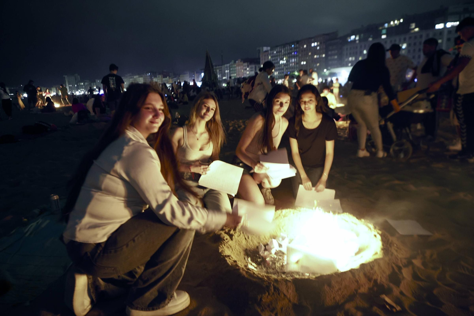 Fuegos artificiales, música, flores, hoguera... la celebración de San Juan en Gijón, en imágenes