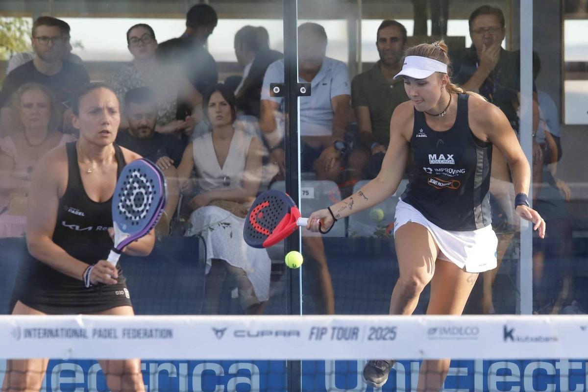 Dos jugadoras, en un encuentro de pádel.