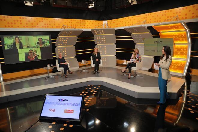 Panel: &quot;La conciliación en el mundo laboral&quot;. Mireia del Pozo Farreres (moderadora), Laura Baena, Meritxell Benedí, Berta Canals i Renau, Laura Sagnier y  Juliana Vilert.