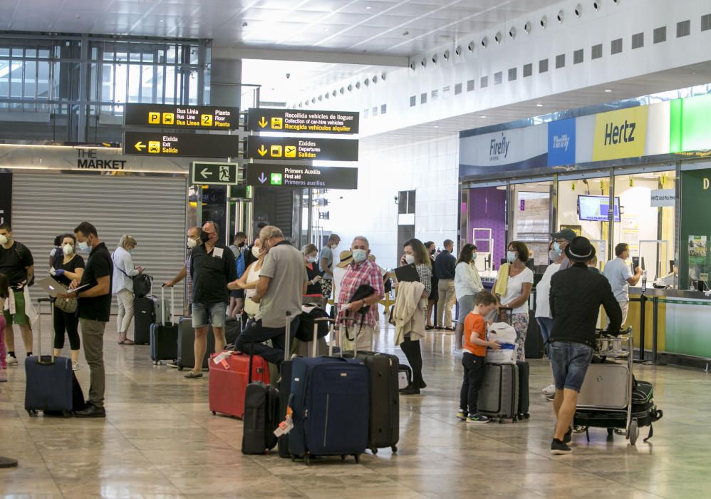 El aeropuerto estrena la temporada alta turística con 552 vuelos hasta el domingo y 60.000 pasajeros