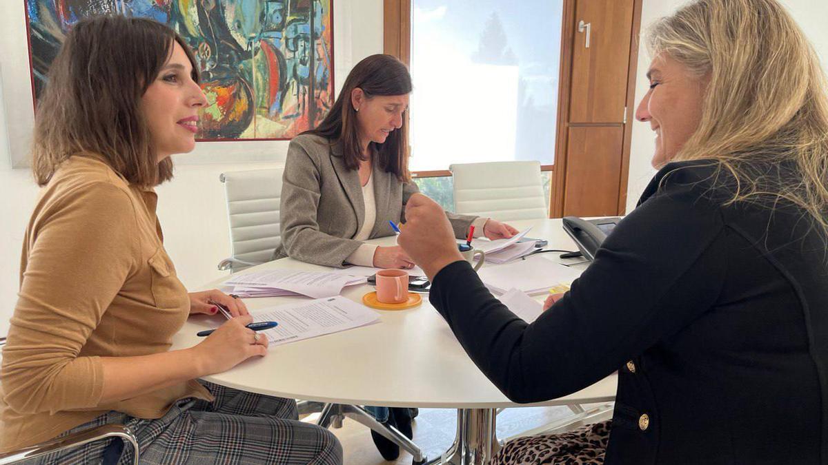 Paula Bouzós, con la conselleira de Economía e Industria, María Jesús Lorenzana.