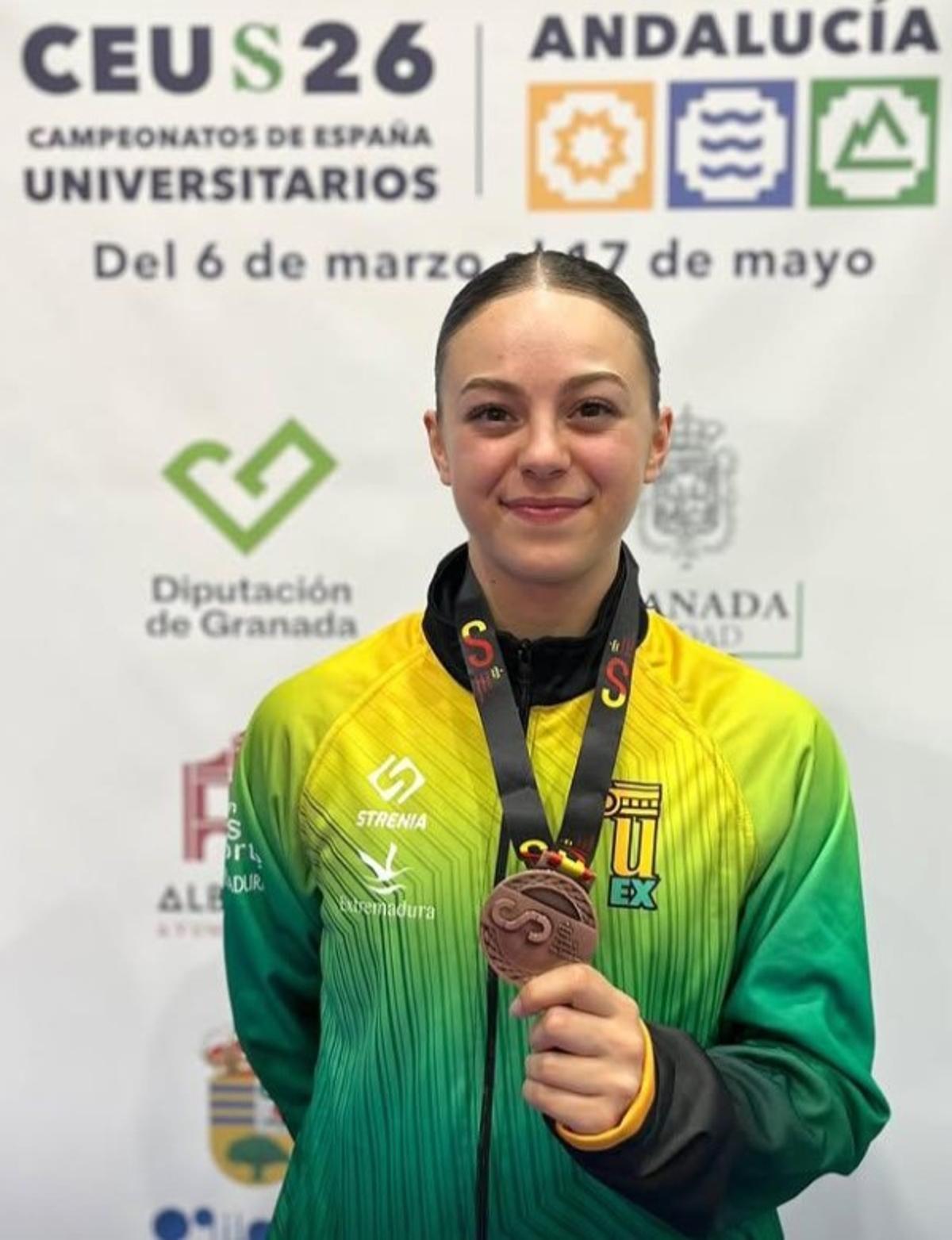 Alba, con la medalla con Extremadura.