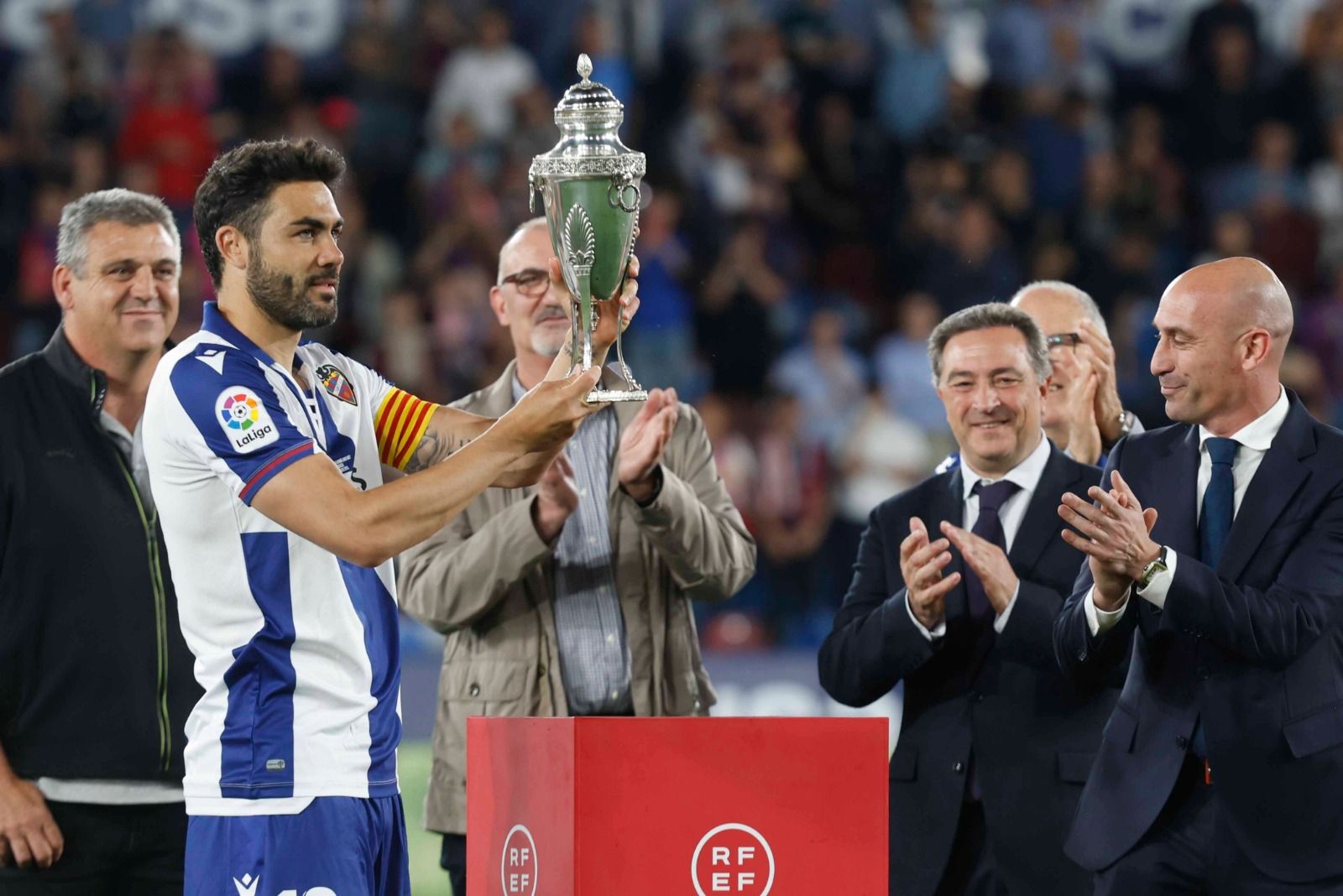 Honor y gloria para los héroes del 37: La Copa se alzó al cielo del Ciutat