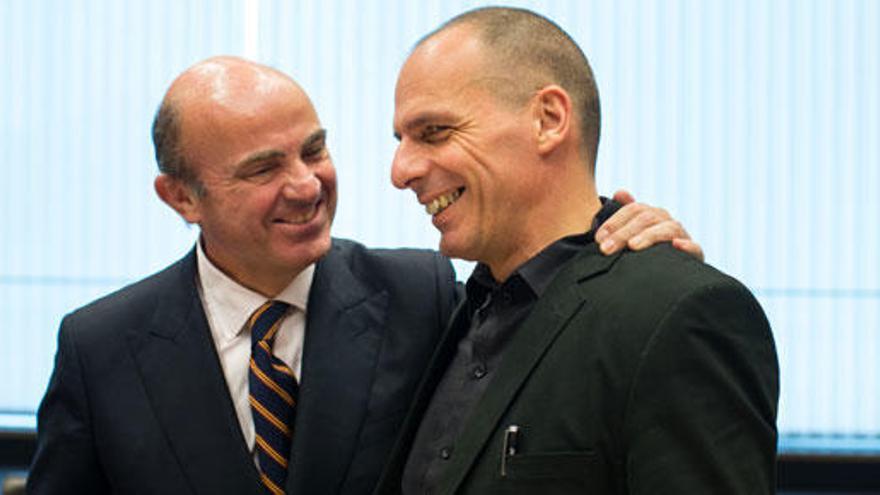 Guindos y Varufakis, en Bruselas.