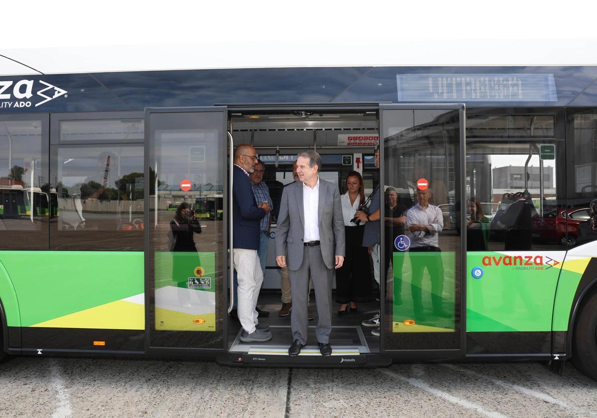 Abel Caballero ante un nuevo autobús de Vitrasa en el mes de septiembre