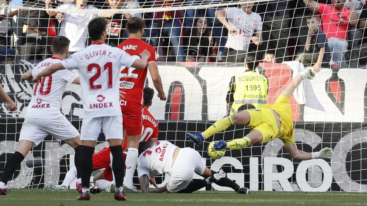 El centrocampista del Sevilla Erik Manuel Lamela marca gol ante el Almería, el segundo el equipo, durante el partido de Liga disputado entre Sevilla FC y UD Almería, este domingo en el estadio Sánchez Pizjuan de Sevilla. EFE/José Manuel Vidal