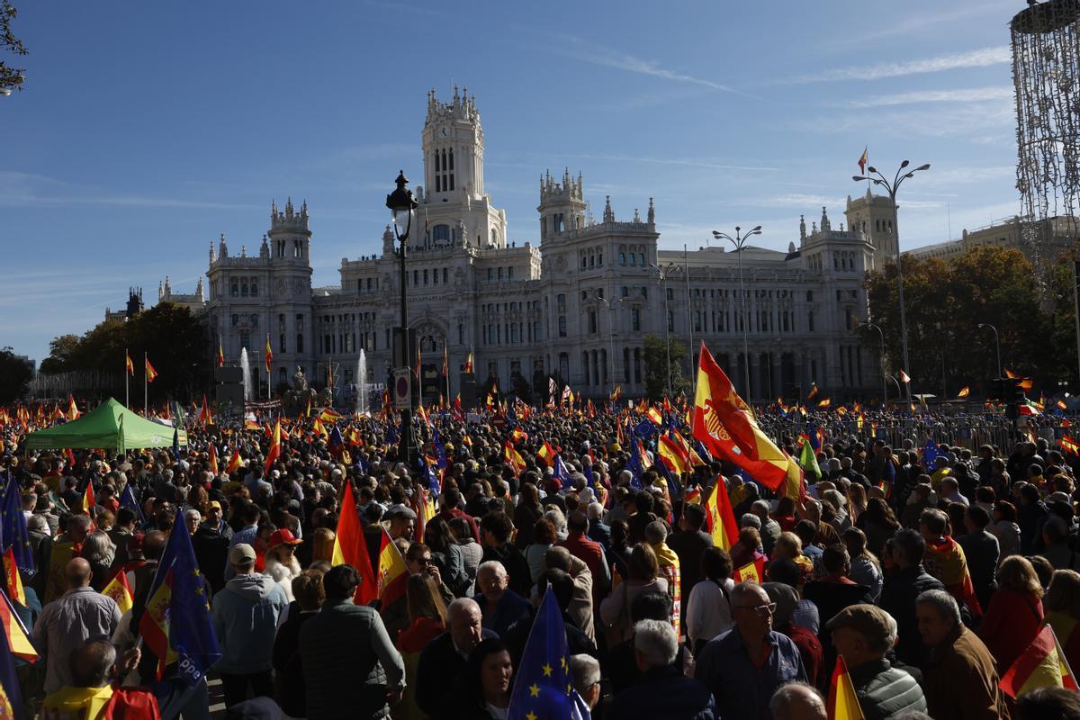 Manifestación multitudinaria contra la amnistía en la Plaza de Cibeles de Madrid