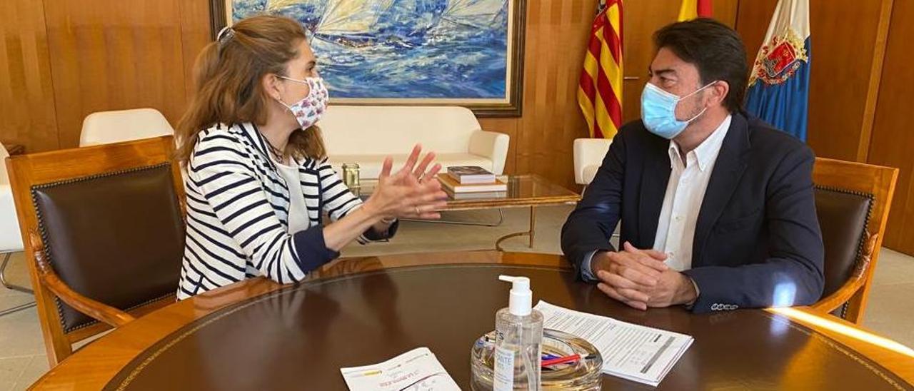 El alcalde de Alicante durante su encuentro de esta mañana con la científica Nuria Oliver