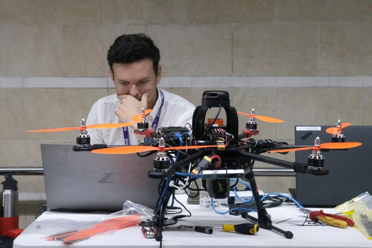 Un investigador participa en la jornada de drones en la antigua estación de FGC