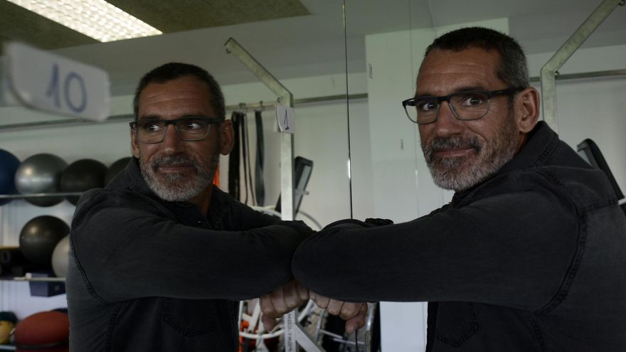 Jon Pascua posa delante de su propia imagen en el espejo del gimnasio de la ciudad deportiva / Manuel Gómez