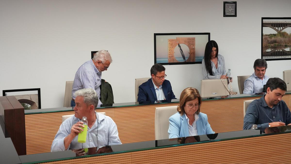 Al final, la edil de Vox de Almassora, Elena González, junto a los dos concejales que han abandonado el partido.