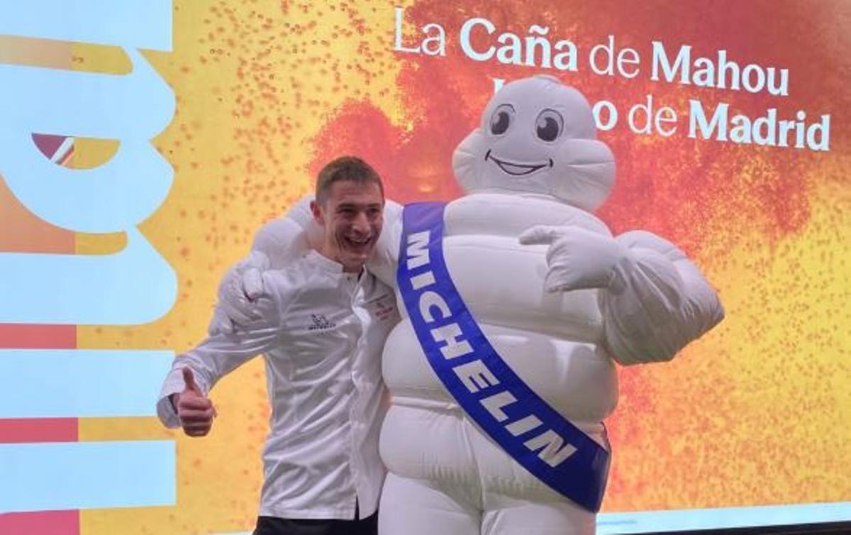El xef Santi Valls amb el ninot Michelin.